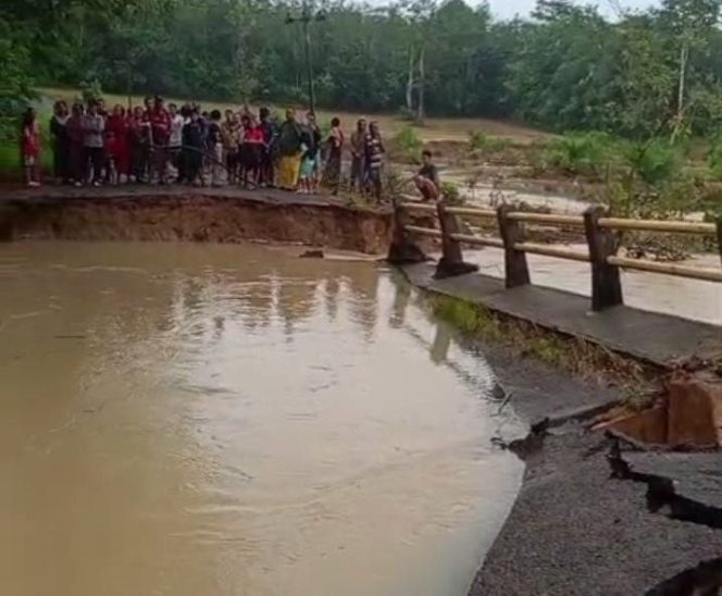 
Akses Jembatan Kali Nughik Tubaba Terputus, Warga Minta Pemerintah Bergerak Cepat
