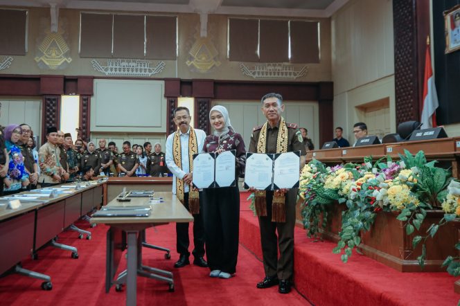 
Pemprov Lampung bersama Kejaksaan Tinggi Lampung Tandatangani Nota Kesepahaman tentang Pidana Kerja Sosial dan Penyelesaian Perkara Berdasarkan Keadilan Restoratif