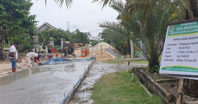 
Pemdes Brabasan Bangun Jalan Rabat Beton Sepanjang 140 Meter dari Dana Desa 2025